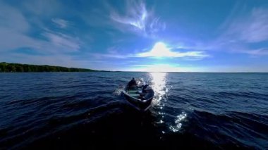 Manitou Gölü, Manitoulin Adası, Ontario, Kanada 'da tekne gezisi yapan balıkçılar. Balık tutma turnuvasının sonu. Sonbaharda su sporu. Güç sporu balıkçılık ve su sporu.