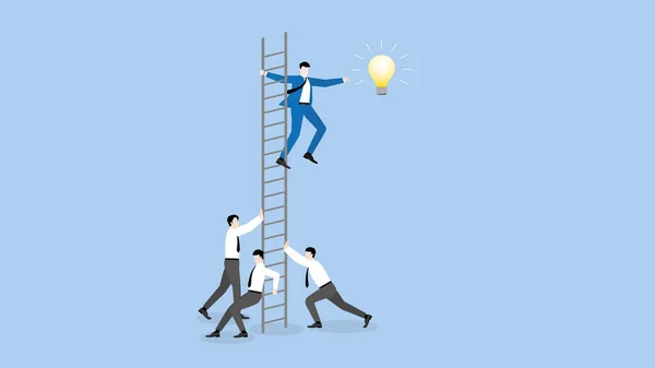 Een Zakenman Klimt Ladder Pakt Een Gloeilamp Met Een Ondersteunend Rechtenvrije Stockillustraties