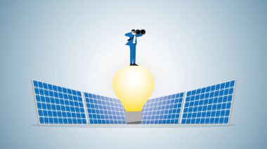 Öngörülü iş adamı güneş pilleriyle çalışan ampullerde dürbün kullanır. ESG, yenilenebilir, alternatif, yeşil enerji, sürdürülebilir çevre politikası, ağ sıfır emisyon, karbon ayak izi azaltma.
