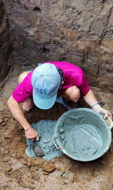 Semarang, Endonezya - 07 Nisan 2022: İnsan bir ev için temel inşa eder.