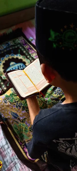 Magelang Indonesia November 2022 Selective Focus Muslim Boy Reading Qur — Stock Photo, Image