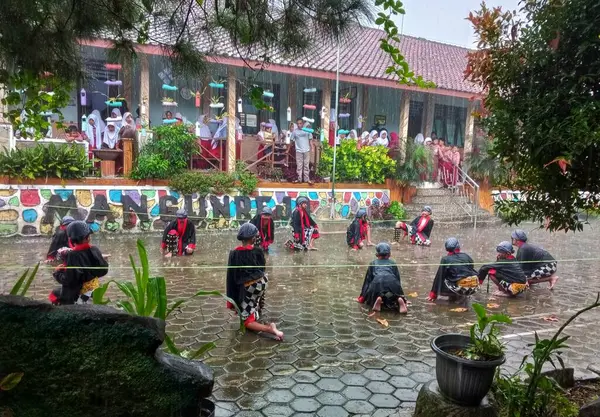 インドネシアのマケラン 2022年11月16日 雨が降っている間 学校で伝統的なダンスをする子供たち — ストック写真