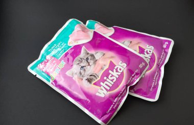 Jakarta, Endonezya - Kasım 2022: Kedi mamalarının favori viski markası portresi
