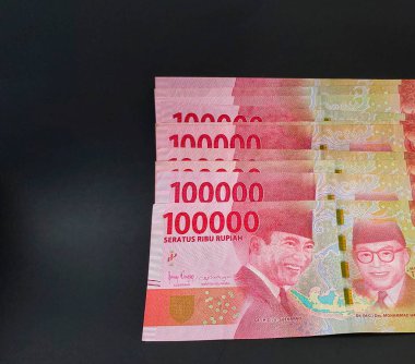 Endonezya rupia 'sının aranjmanı siyah arka planda izole edilmiş 100.000 banknot.