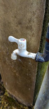 Camide paslı görünen birkaç musluğun deseni.