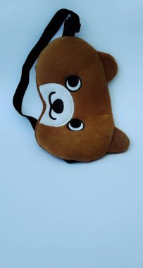 Göz bağı ya da güzel kahverengi şekilli uyku maskesi. Ön taraftan çekilmiş bir fotoğraf.