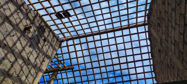 Tamamlanmamış çatıdan oluşturulan soyut desen