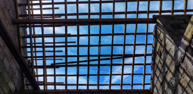 Tamamlanmamış çatıdan oluşturulan soyut desen