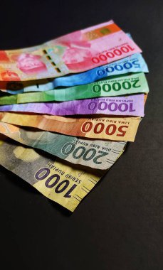 Endonezya 1000, 2000, 5000, 10000, 20000, 50000 ve 100000 rupiah banknot siyah arka planda izole edilmiştir..