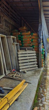 Depoda inşaat malzemeleri ve tuğlalar