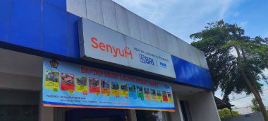 Pakistanlılar, Endonezya - Kasım 2022: BRI binası bulutların ve mavi gökyüzünün arka planına karşı