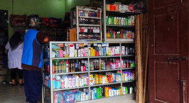 Merkez Java, Endonezya. 07 Aralık 2022: Sana, grabag, magelang, Endonezya 'daki modern bakkalların içleri.