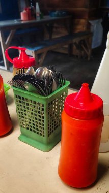 Kahve masasında soslar ve mutfak gereçleri