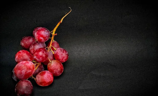Photo Bunch Red Grapes Plain Black Background — Stock Photo, Image
