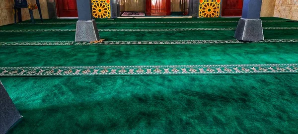 空のイスラム教徒のモスクの内部 — ストック写真
