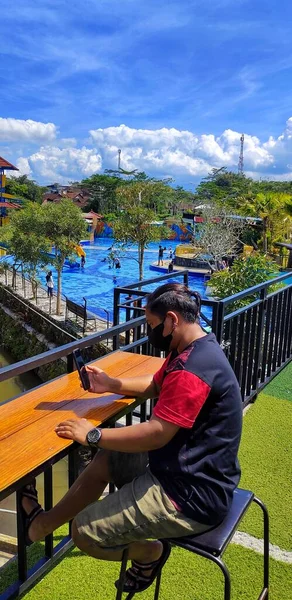 Magelang Indonésia Janeiro 2023 Homem Usando Smartphone Perto Parque Aquático — Fotografia de Stock