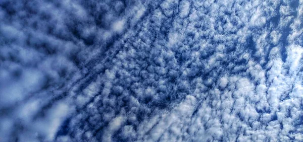 Mavi Gökyüzü Ile Beyaz Bulutlar — Stok fotoğraf