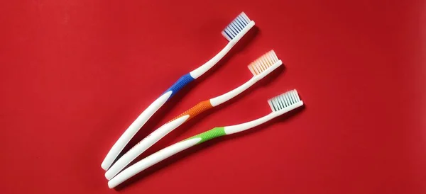 Uluslararası bir şirket, kırmızı arka planda izole edilmiş ve ağızda kullanıldığında rahat olan bir diş fırçası tasarladı.