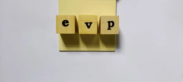 EVP çalışanı değer önerisi, kavramsal iş illüstrasyonu ve beyaz arkaplanda izole edilmiş tahta küpler.