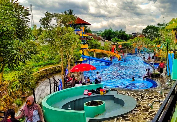 Salatiga Indonesien Januar 2023 Schöner Pool Mit Modernem Garten Asien — Stockfoto