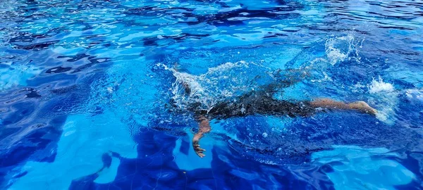 Retrato Hombre Nadando Una Piscina —  Fotos de Stock