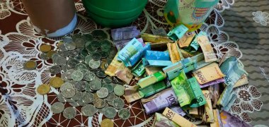 Various kinds of Indonesian rupiah denominations in the form of banknotes and coins of different colors and denominations