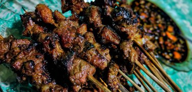 Arka plan olarak satay soslu keçi satayının yakın görüntüsü. Lezzetli ve yumuşak görünüyor..