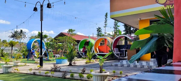 Endonezya 'da. 24 Temmuz 2022: Evin yakınındaki güzel oyun alanı ve bahçe 
