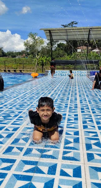 Salatiga Indonesien Juli 2022 Ung Asiatisk Pojke Simbassäng — Stockfoto