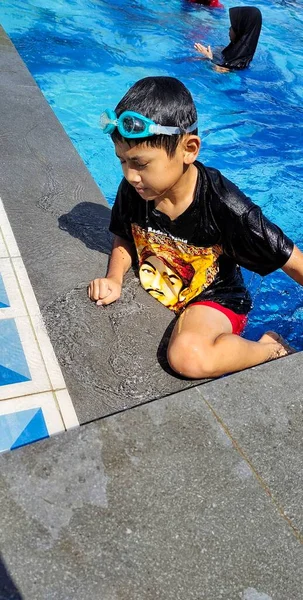 インドネシアのサラティガ 2022年7月20日 プールの若いアジアの少年 — ストック写真