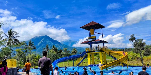 Magelang Ινδονια Ιουλίου 2022 Άνθρωποι Αναπαύονται Στον Κήπο Της Πισίνας — Φωτογραφία Αρχείου