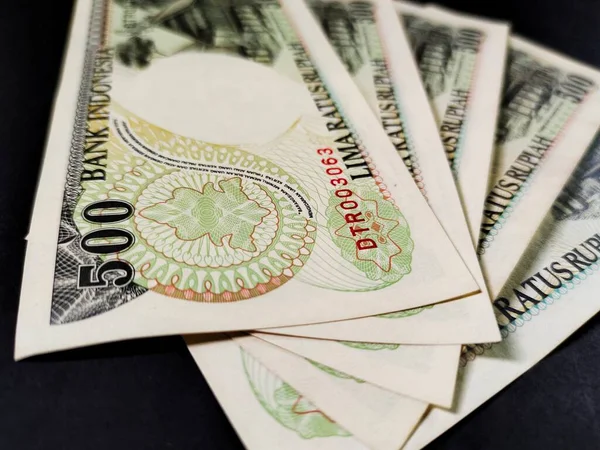 1992 'de çıkarılan 500 rupilik eski Endonezya banknotlarına yakından bak. Eski rupiah para birimi kavramı siyah arka planda izole