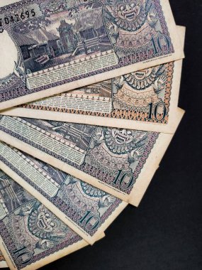 Eski Endonezya banknotlarının en üst görüntüsü Rp.10.00 rupiah 1963 yılında yayınlandı. Eski rupiah para birimi kavramı siyah arka planda izole edilmiş..