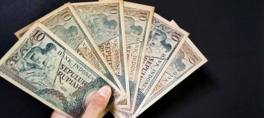 Eski Endonezya banknotları Rp.10 rupiah 1963 'te basılmış. Siyah arka planda izole edilmiş eski rupiah para birimi kavramı. Negatif boşluk