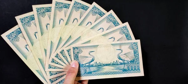 Een Man Bezit Oude Indonesische Bankbiljetten Roepia Uitgegeven 1959 Oude — Stockfoto
