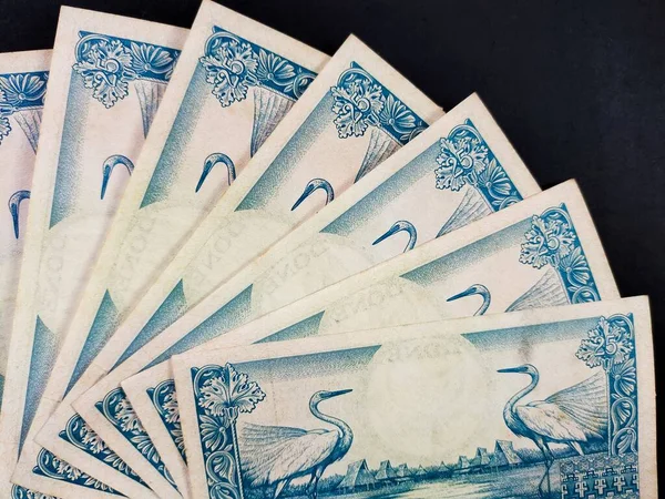 Górny Widok Stosów Starych Indonezyjskich Banknotów Rupii Wydanych 1959 Roku — Zdjęcie stockowe