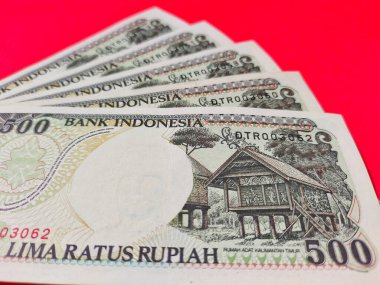Eski Endonezya banknotları Rp.500,00 1992 yılında basıldı. Kırmızı arka planda izole edilmiş eski rupiah para birimi kavramı. Görüntüyü kapat.