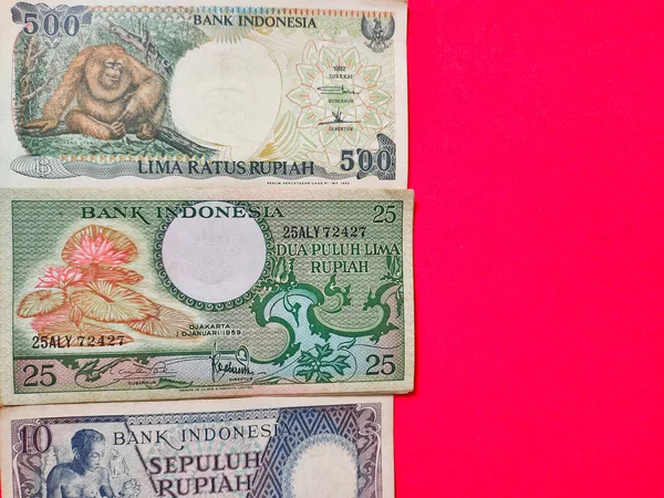 印度尼西亚旧币10卢比 25卢比和500卢比 古鲁皮亚货币概念在红色背景下孤立 负空间 — 图库照片