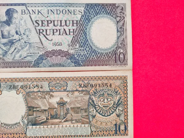 印度尼西亚货币Rp 10于1963年发行 用红色背景隔开的印度尼西亚旧钞票 顶视图和负空间 — 图库照片