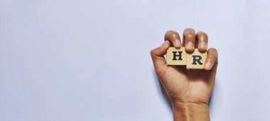 İnsan Kaynakları. Beyaz arkaplanda izole edilmiş tahta küplerle kavramsal iş illüstrasyonu, negatif alan.