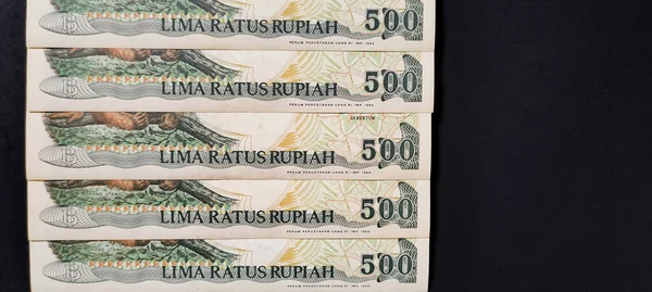 1992年发行的印度尼西亚纸币500 000卢比 在黑色背景下孤立的旧印尼盾货币概念 — 图库照片