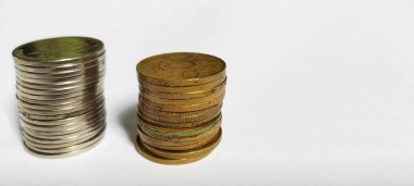 Endonezya para koleksiyonunun yakın görüntüsü beyaz arkaplan ve negatif boşlukta izole edilir.