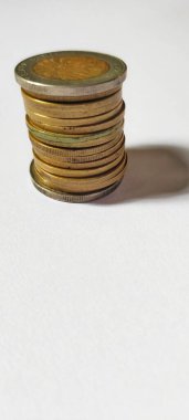 500 ve 1000 rupia değerinde eski bir rupiah sikkesi koleksiyonu.