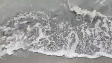 Kumlu sahilde deniz dalgaları  