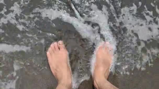 Męskie Stopy Piaskowej Plaży — Wideo stockowe