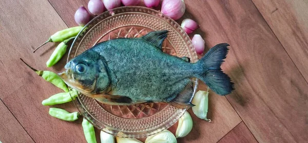 Draufsicht Auf Bawal Oder Pomfret Fisch Kleinem Teller Begleitet Von — Stockfoto