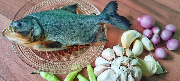 小盘中的鲍尔鱼或Bramidae鱼近景 配以厨房调味品 — 图库照片