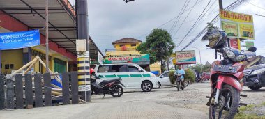 Salatiga, Jawa Tengah - 30 Nisan 2023: Kamu alanının portresi, reklam panolarına eklenmiş çok sayıda araç ve afiş