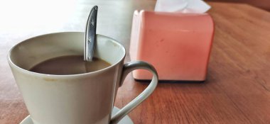 Bir fincan kahve ve mendil tutacağının portresi, yüksek açılı görüş..