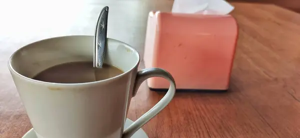 Bir fincan kahve ve mendil tutacağının portresi, yüksek açılı görüş..